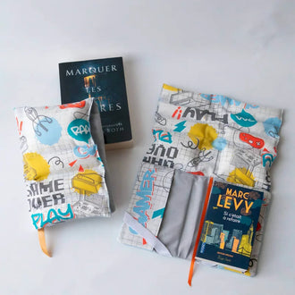 Support à livre – Lexie avec motif coloré et livres, patron de couture pdf à télécharger.