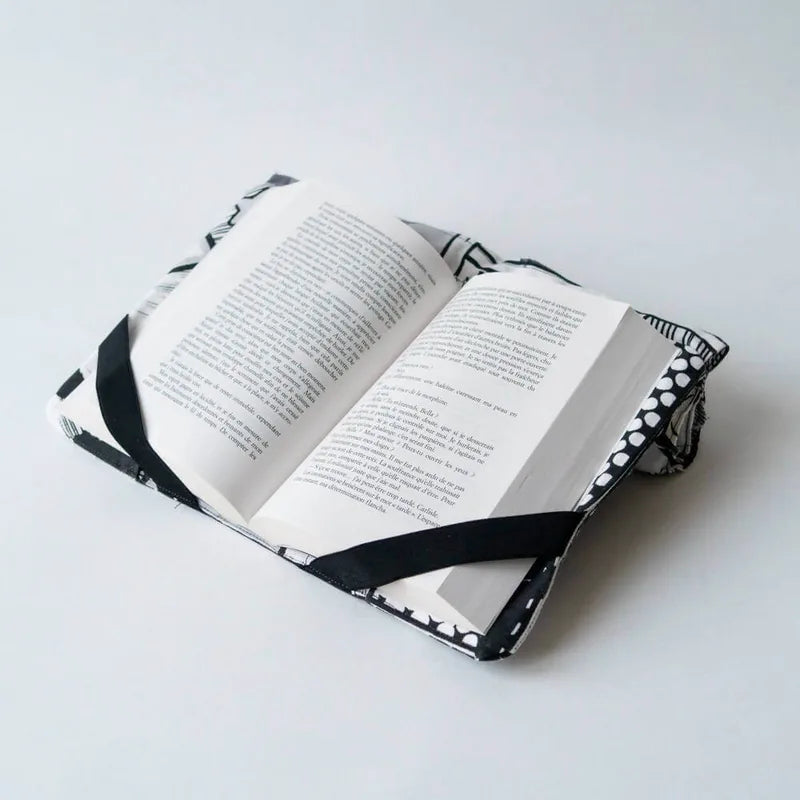 Support à livre – Lexie avec élastiques, patron de couture pdf à télécharger. Maintient les pages en place pour une lecture mains libres.