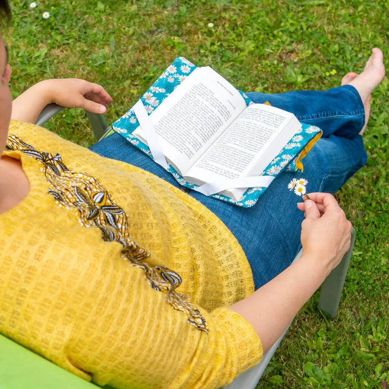 Support à livre – Lexie utilisé pour un confort de lecture mains libres, idéal avec un patron de couture pdf à télécharger.