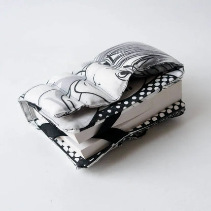 Support à livre – Lexie avec système d'élastiques et design en noir et blanc, patron de couture pdf à télécharger inclus.