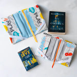 Support à livre – Lexie avec design coloré, deux supports ouverts avec livres, idéal pour lecture main libre et patrons de couture pdf.
