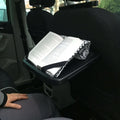 Support à livre – Lexie dans une voiture, tenant un livre ouvert avec des élastiques, idéal pour patron de couture pdf à télécharger.