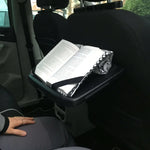 Support à livre – Lexie dans une voiture, tenant un livre ouvert avec des élastiques, idéal pour patron de couture pdf à télécharger.