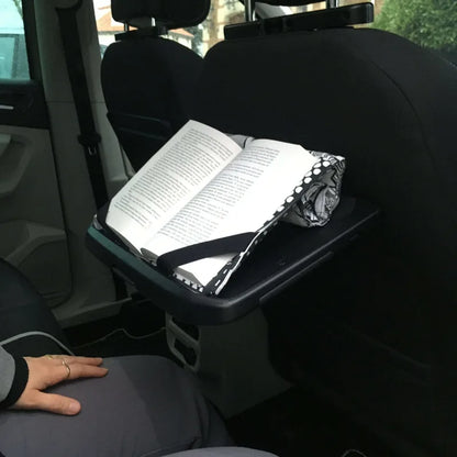 Support à livre – Lexie dans une voiture, tenant un livre ouvert avec des élastiques, idéal pour patron de couture pdf à télécharger.