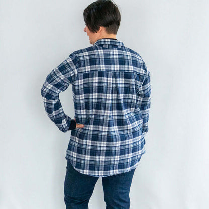 Sur-Chemise/Chemise Raisin Noir du 34 au 56 - 4 statures - Femme en tissu à carreaux portée par une femme vue de dos, patron de couture pdf à télécharger.