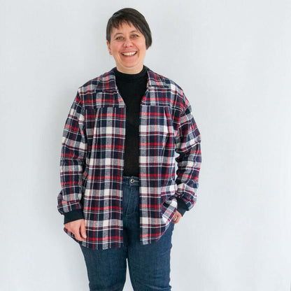 Femme portant une Sur-Chemise/Chemise Raisin Noir du 34 au 56 - 4 statures - Femme, idéale pour patron de couture pdf à télécharger.