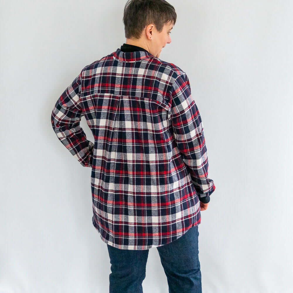 Femme portant Sur-Chemise/Chemise Raisin Noir du 34 au 56 - 4 statures - Patron de couture PDF à télécharger.