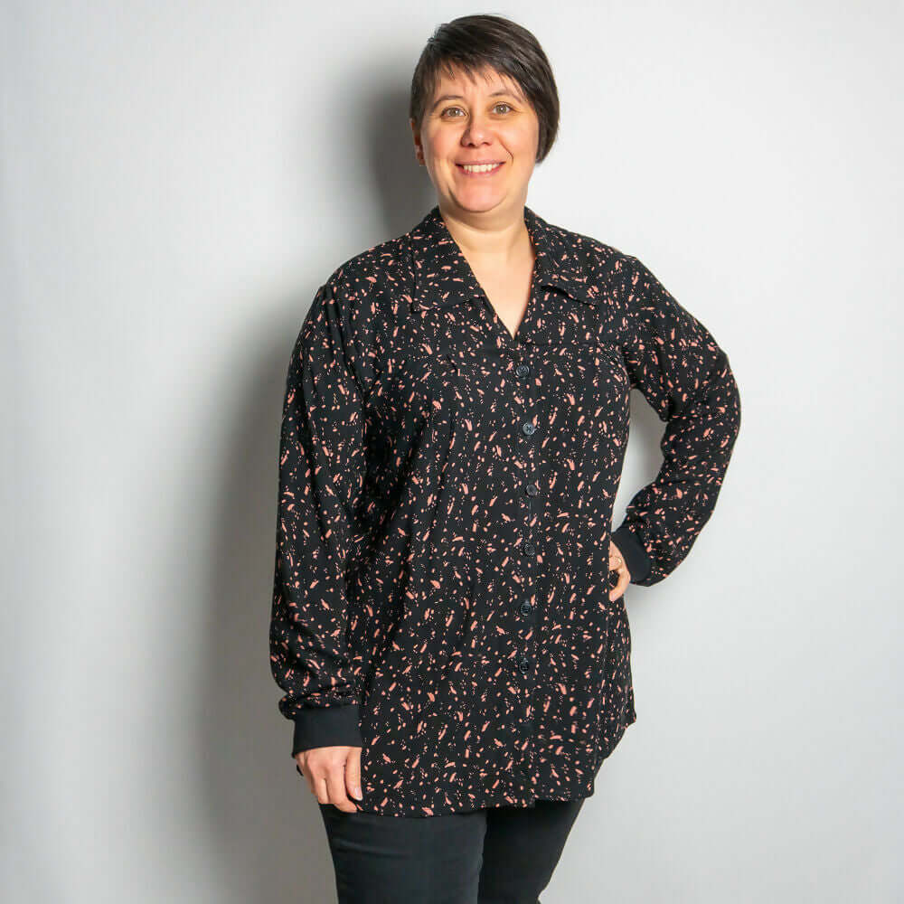 Femme portant Sur-Chemise/Chemise Raisin Noir du 34 au 56 - 4 statures - patron de couture pdf à télécharger