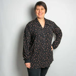 Femme portant Sur-Chemise/Chemise Raisin Noir du 34 au 56 - 4 statures - patron de couture pdf à télécharger