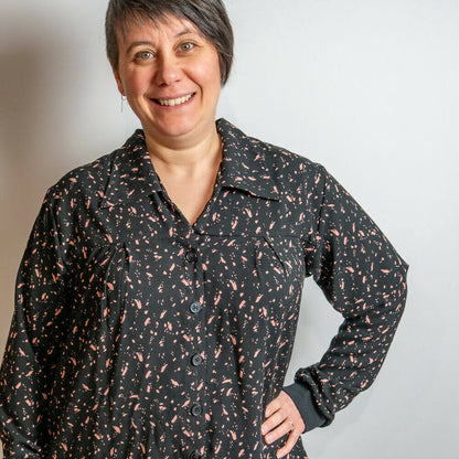 Femme portant Sur-Chemise/Chemise Raisin Noir du 34 au 56 - 4 statures - Femme, patron de couture pdf à télécharger.