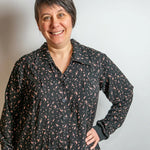Femme portant Sur-Chemise/Chemise Raisin Noir du 34 au 56 - 4 statures - Femme, patron de couture pdf à télécharger.