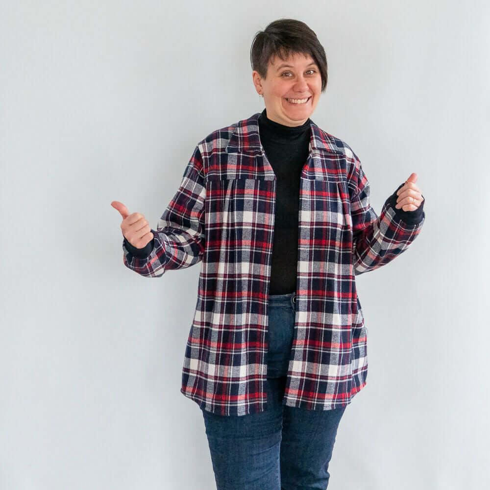 Femme portant Sur-Chemise/Chemise Raisin Noir du 34 au 56 - 4 statures - patron de couture pdf à télécharger