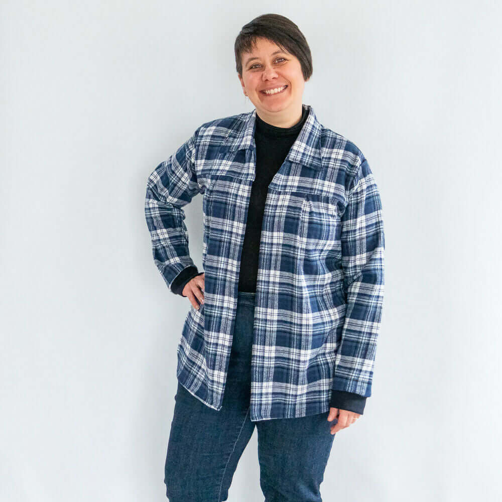 Sur-Chemise/Chemise Raisin Noir du 34 au 56 - 4 statures - Femme, patron de couture pdf à télécharger porté par une femme souriante.