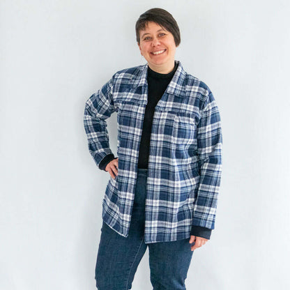 Sur-Chemise/Chemise Raisin Noir du 34 au 56 - 4 statures - Femme, patron de couture pdf à télécharger porté par une femme souriante.