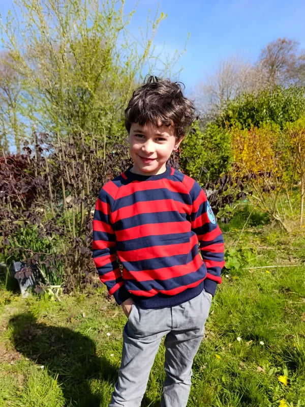 Enfant portant le Sweat AVENTURIER - Patron de couture PDF Enfant du 2 au 16 ans, idéal pour les aventures et explorations.