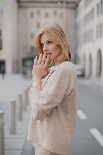 Femme portant le Sweat Alex décontracté en ville, une pièce clé de la garde-robe, patron de couture pdf à télécharger.