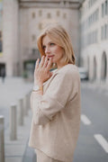Femme portant le Sweat Alex décontracté en ville, une pièce clé de la garde-robe, patron de couture pdf à télécharger.