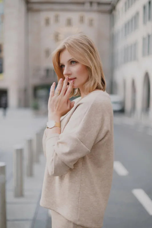 Femme portant le Sweat Alex décontracté en ville, une pièce clé de la garde-robe, patron de couture pdf à télécharger.