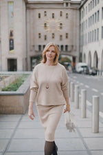 Femme portant le Sweat Alex dans une tenue élégante en ville, patron de couture pdf à télécharger pour une version robe avec poches.