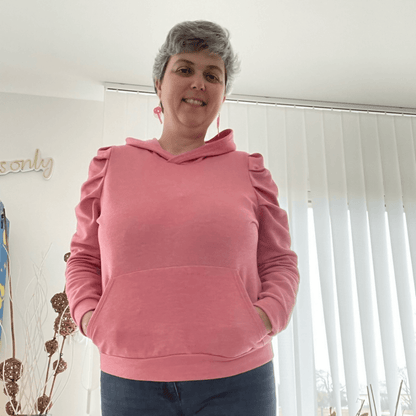 Femme portant un Sweat Calao | Taille 32 à 52, avec manches plissées roses. Patron de couture pdf à télécharger disponible.
