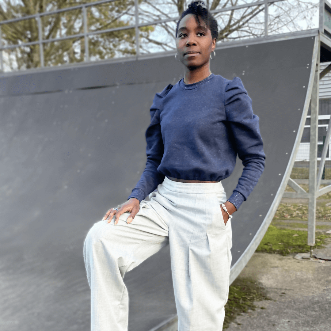 Sweat Calao | Taille 32 à 52, mannequin portant un sweat avec manches plissées, patron de couture pdf à télécharger, style cocooning et sportswear.