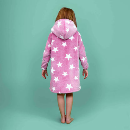 Enfant portant un Sweat Doudou Casimir Enfants rose étoilé, patron de couture pdf à télécharger pour l'hiver.