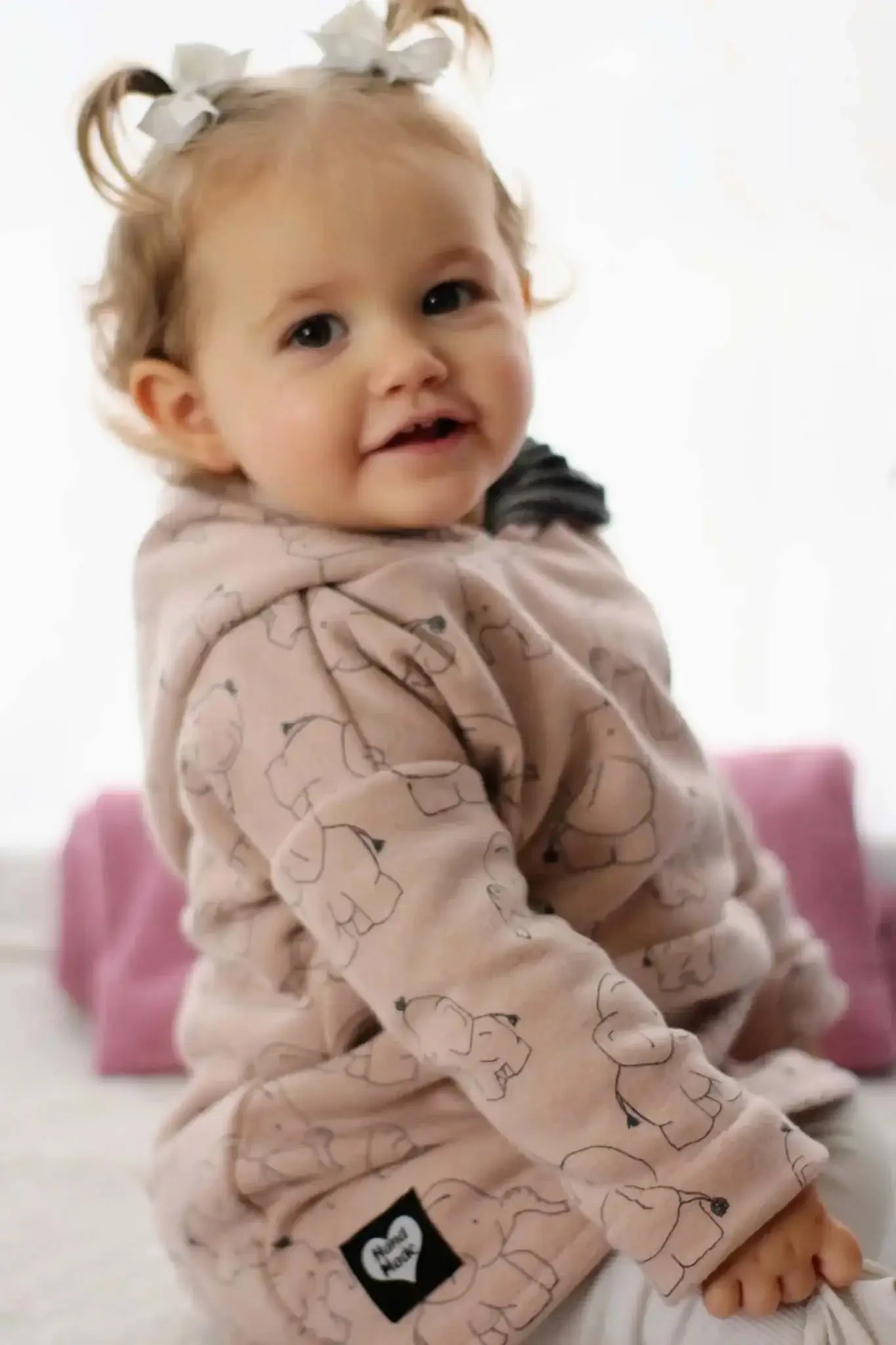 Petite fille portant le Sweat Doudou Casimir Enfants en rose, sourire doux, patron de couture pdf à télécharger.