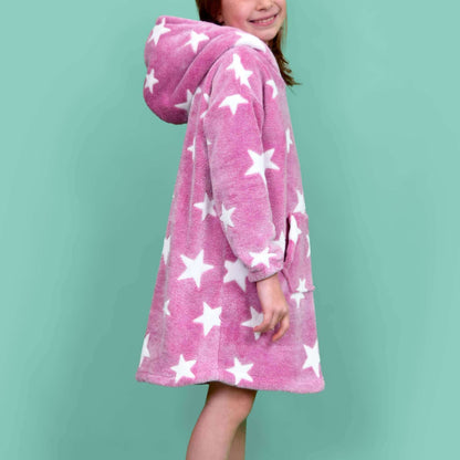Enfant portant un Sweat Doudou Casimir Enfants en rose étoilé, patron de couture pdf à télécharger pour un hiver douillet.