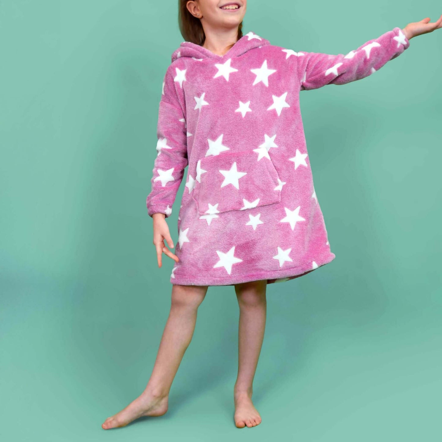 Enfant portant un Sweat Doudou Casimir Enfants rose à étoiles blanches, patron de couture pdf à télécharger, idéal pour l'hiver.