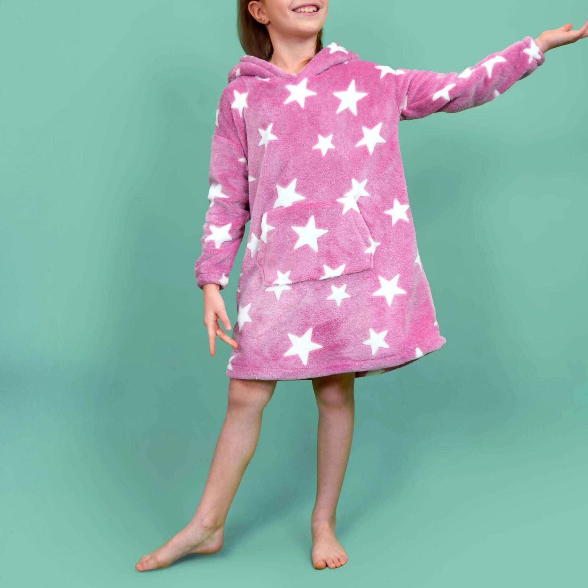 Enfant portant un Sweat Doudou Casimir Enfants rose à étoiles blanches, patron de couture pdf à télécharger, idéal pour l'hiver.