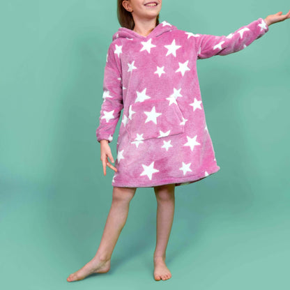 Enfant portant un Sweat Doudou Casimir Enfants rose à étoiles blanches, patron de couture pdf à télécharger, idéal pour l'hiver.