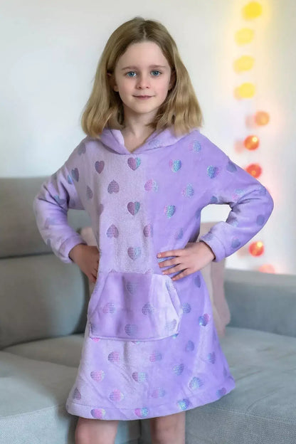 Enfant portant le Sweat Doudou Casimir Enfants, patron de couture pdf à télécharger, avec grande capuche et imprimé cœurs.