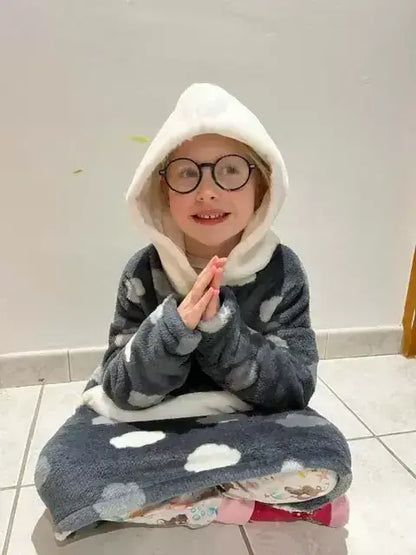 Enfant souriant portant un Sweat Doudou Casimir Enfants, patron de couture PDF à télécharger, avec capuche et coupe ample confortable.