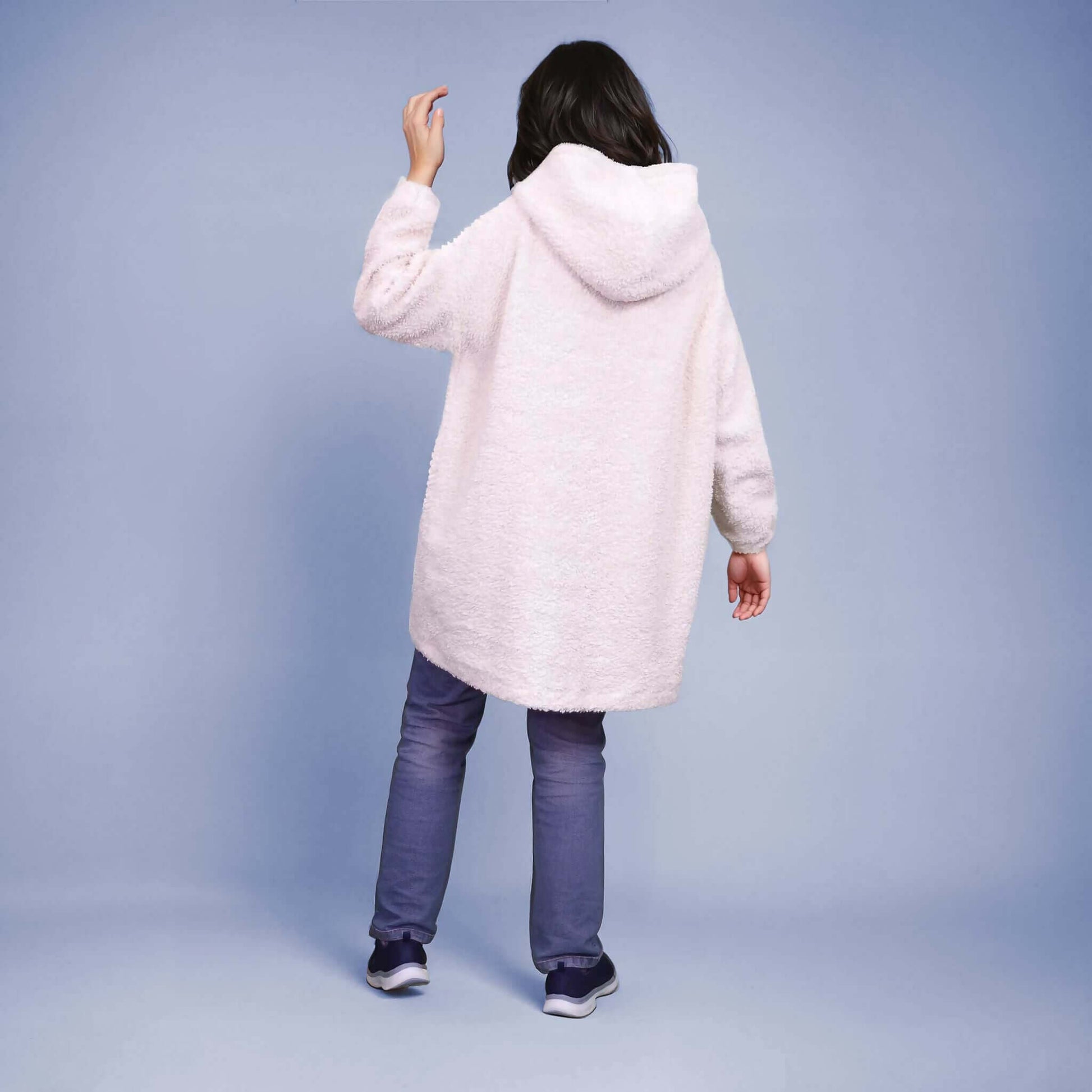 Personne portant le Sweat Doudou Casimir Femmes avec capuche XXL, patron de couture pdf à télécharger pour confort d'hiver.