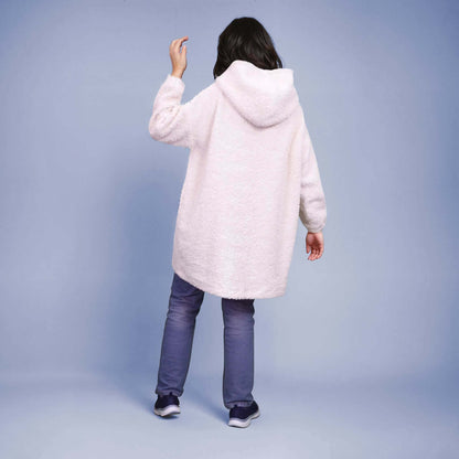 Personne portant le Sweat Doudou Casimir Femmes avec capuche XXL, patron de couture pdf à télécharger pour confort d'hiver.