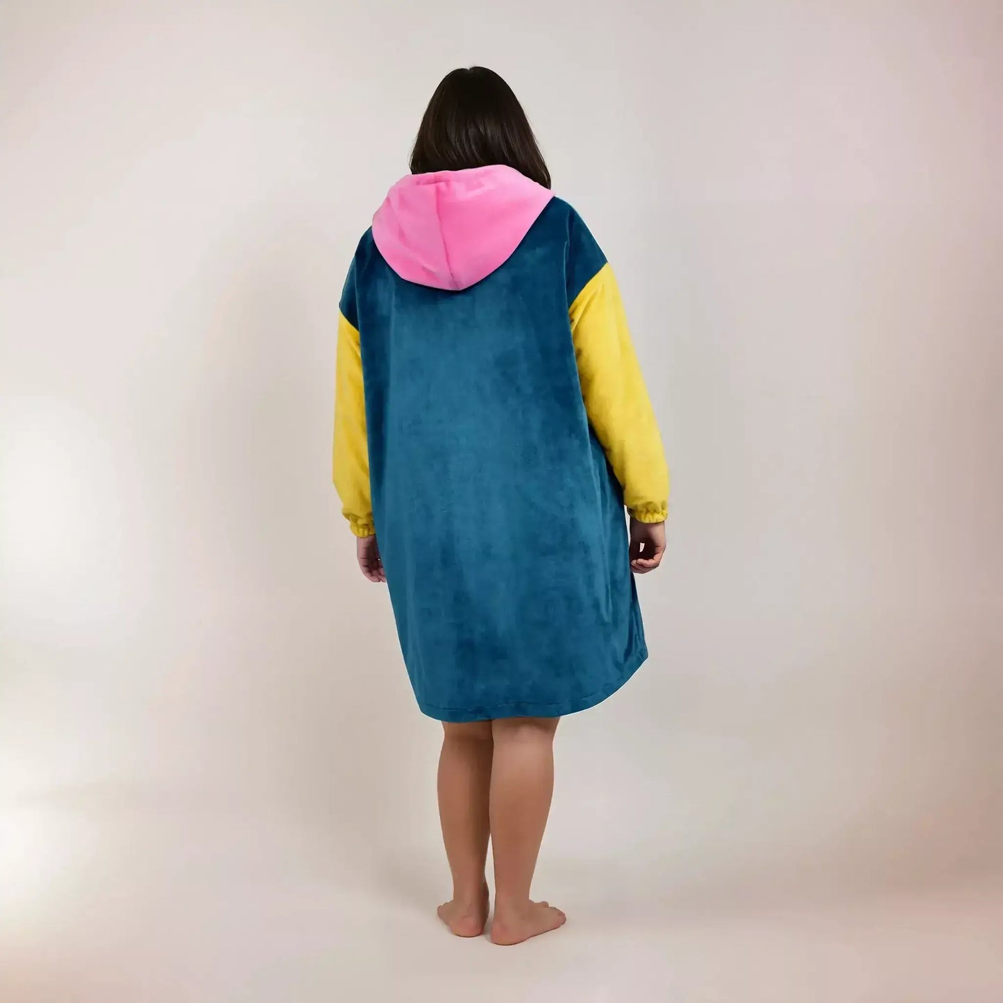 Sweat Doudou Casimir Femmes en bleu, patron de couture pdf à télécharger, vue de dos avec capuche rose et manches jaunes.