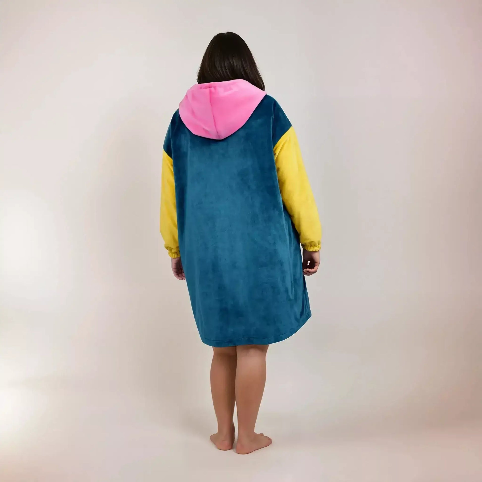 Sweat Doudou Casimir Femmes en bleu, patron de couture pdf à télécharger, vue de dos avec capuche rose et manches jaunes.