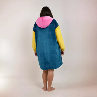 Sweat Doudou Casimir Femmes en bleu, patron de couture pdf à télécharger, vue de dos avec capuche rose et manches jaunes.