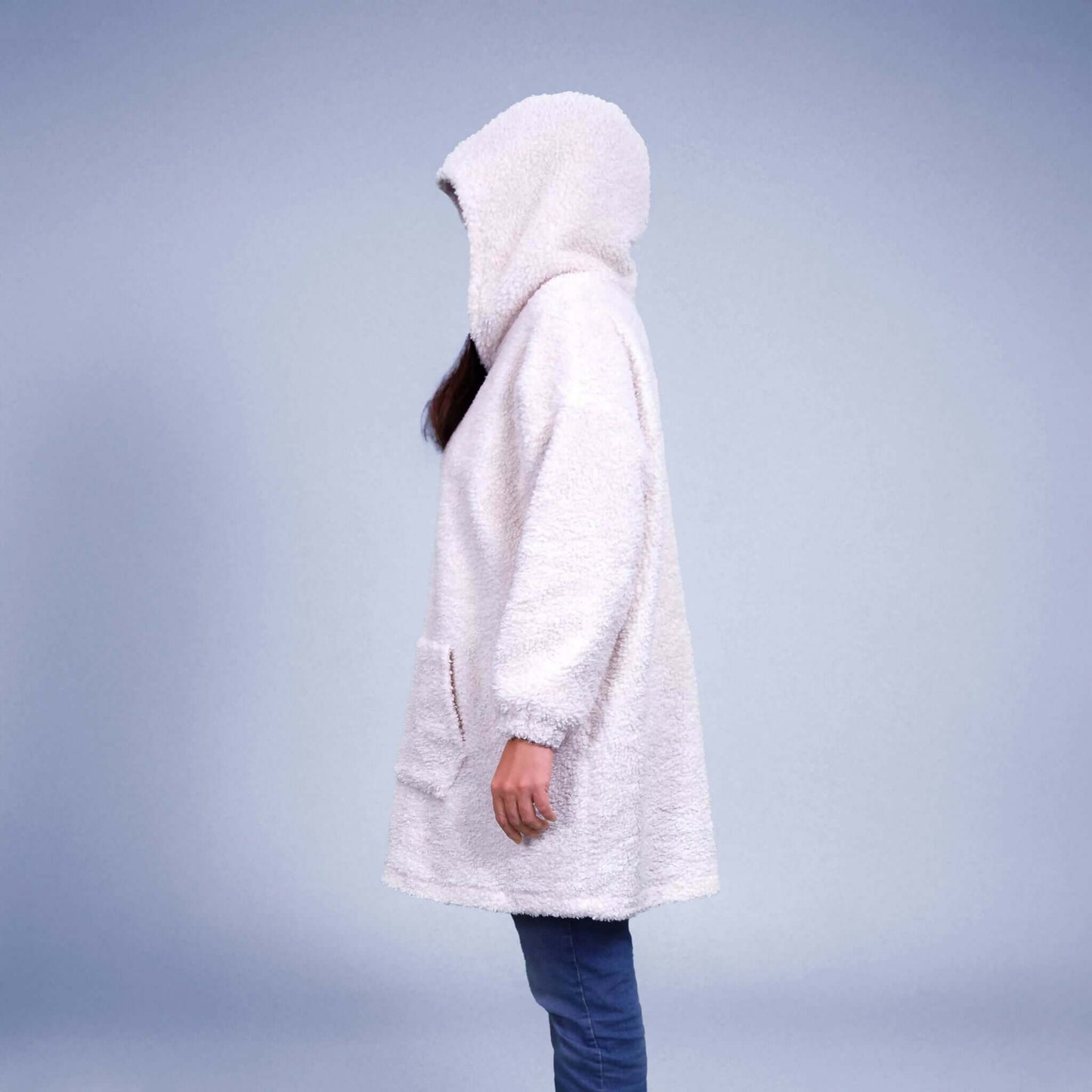 Sweat Doudou Casimir Femmes en blanc, patron de couture pdf à télécharger pour confort et chaleur en hiver avec capuche XXL.