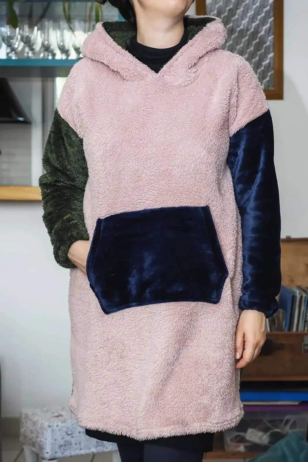 Sweat Doudou Casimir Femmes en matière douce, avec capuche XXL et poche kangourou. Patron de couture PDF à télécharger.