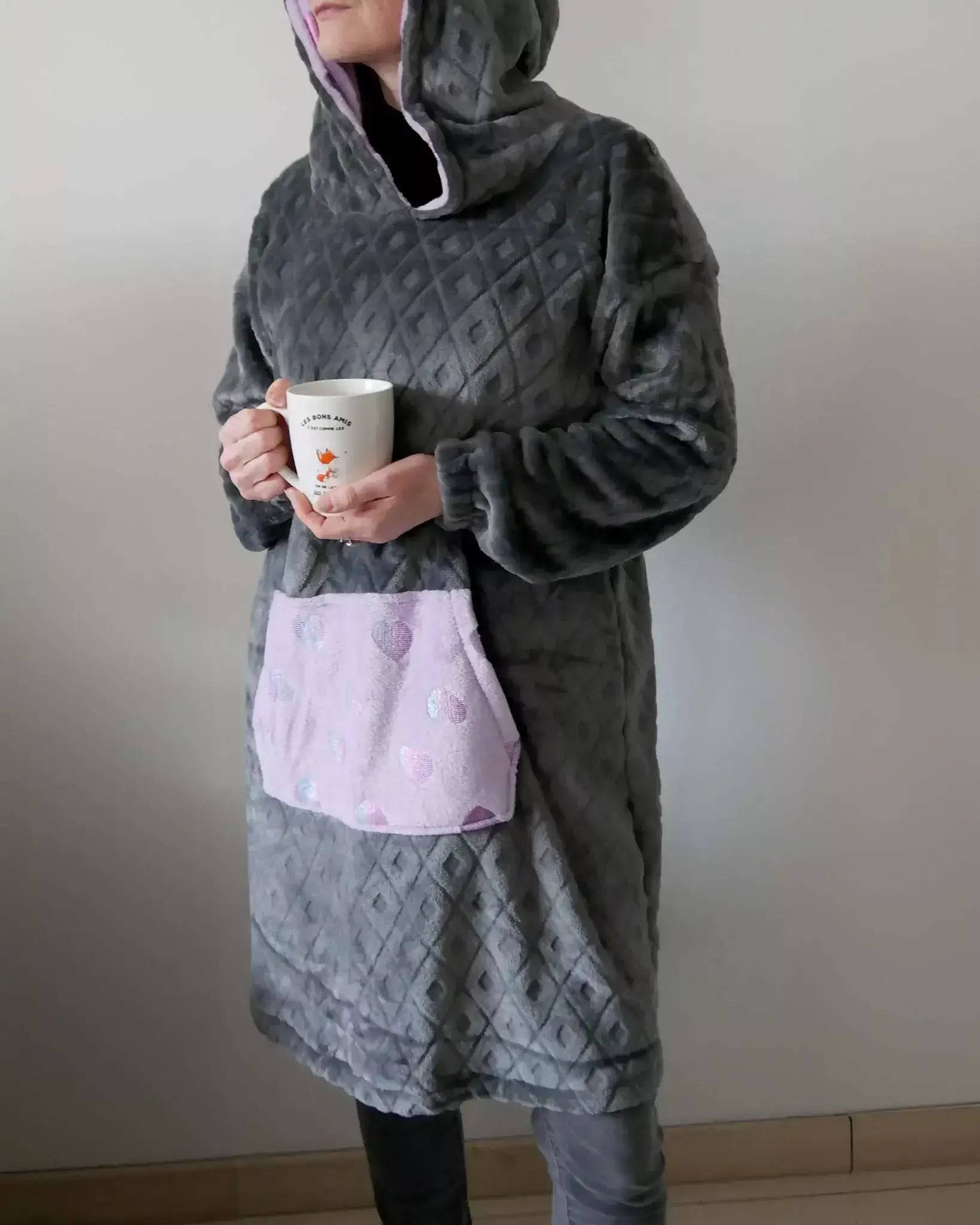 Sweat Doudou Casimir Femmes en doudou gris avec capuche XXL et poche kangourou, patron de couture pdf à télécharger.