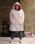 Femme portant un Sweat Doudou Casimir Femmes avec capuche et poche, patron de couture pdf à télécharger pour l'hiver confortable.