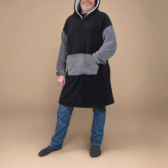 Homme portant le Sweat Doudou Casimir Hommes, patron de couture pdf à télécharger, pour un confort et chaleur optimale en hiver.