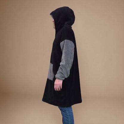 Homme portant le Sweat Doudou Casimir Hommes avec capuche et poche, patron de couture PDF à télécharger pour l'hiver.