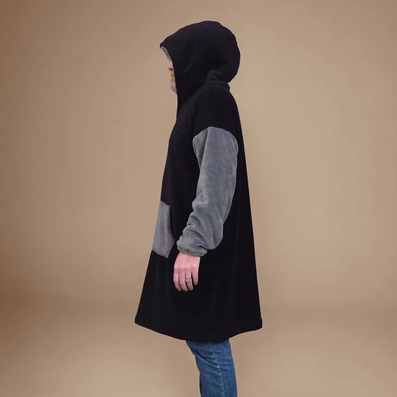 Homme portant le Sweat Doudou Casimir Hommes avec capuche et poche, patron de couture PDF à télécharger pour l'hiver.