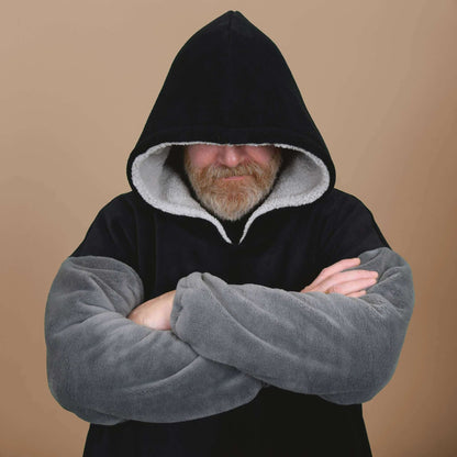 Homme portant un Sweat Doudou Casimir Oversize, patron de couture pdf à télécharger, avec capuche et poche kangourou, idéal pour l'hiver.