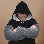 Homme portant un Sweat Doudou Casimir Oversize, patron de couture pdf à télécharger, avec capuche et poche kangourou, idéal pour l'hiver.