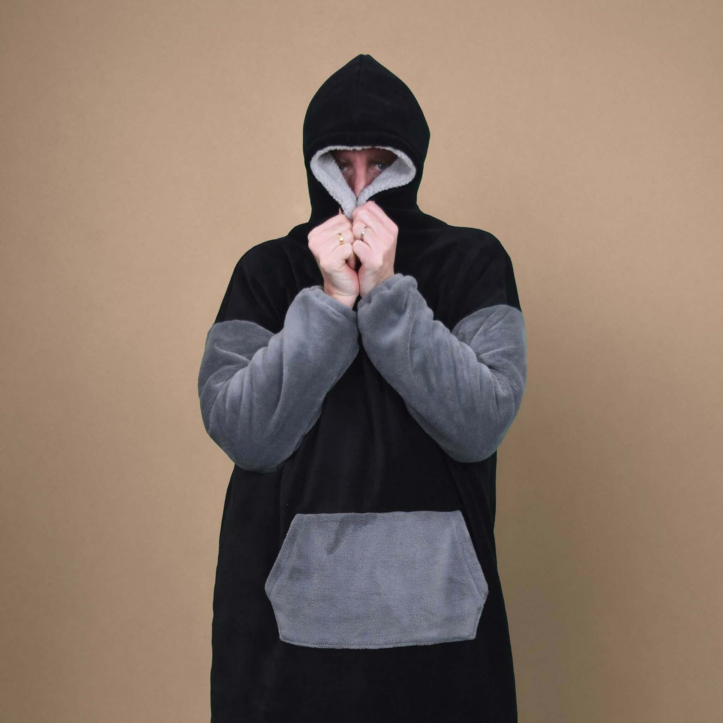 Sweat Doudou Casimir Hommes avec capuche et poche kangourou, patron de couture pdf à télécharger pour confort d'hiver.