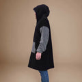 Homme portant le Sweat Doudou Casimir Pack Famille, un sweat-plaid oversize avec patron de couture PDF à télécharger, en noir et gris.