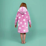 Enfant portant un Sweat Doudou Casimir Pack Famille étoilé avec capuche XXL, patron de couture pdf à télécharger pour l'hiver.